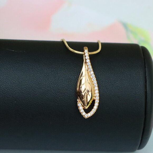"Elegant Rose Gold Leaf Pendant with Crystal Accents, XPPT1581 - Picture 4 of 13